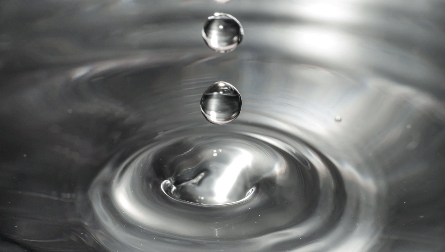 Intricate Black and White Water Droplets on Liquid Surfac